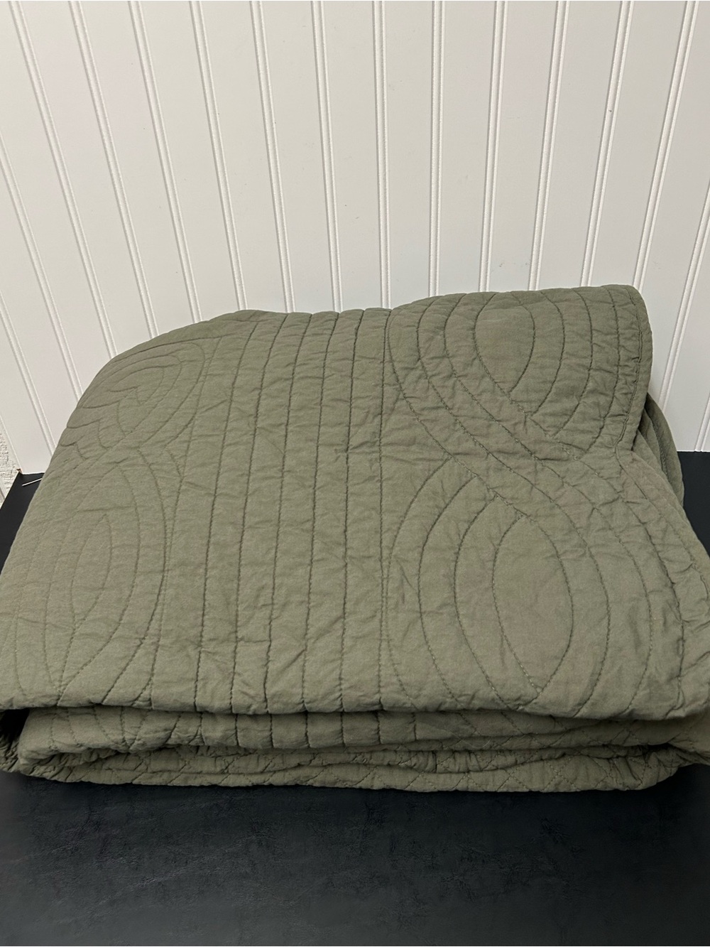 Pottery Barn Heirloom Scalloped quilt king